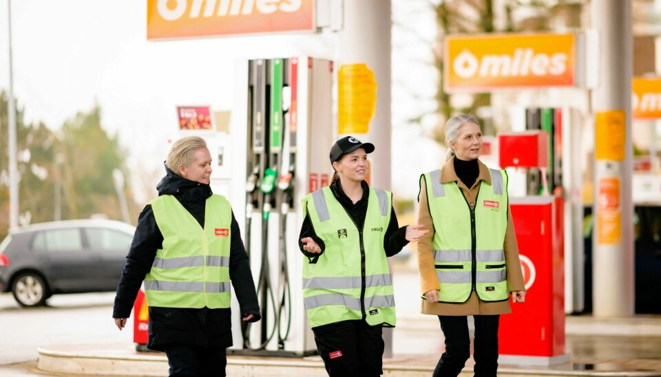 Her får salgssjef Anette Linløkken (t.v.) og HR-direktør Nina Sandsbråten omvisning på Circle K Bjerke av stasjonssjef Trine Isaksen.