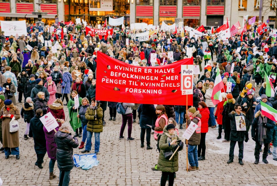Oslo 20230308. Markeringen av den internasjonale kvinnedagen 8. mars på Youngstorget i Oslo. Parolen «Kvinner er halve befolkningen. Mer penger til kvinnehelseforskning».