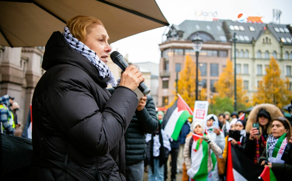 Oslo 20231021. Palestinas ambassadør i Norge, Marie Antoinette Sedin, taler under Palestinakomiteens markering til støtte for sivile på Gaza utenfor Stortinget lørdag.