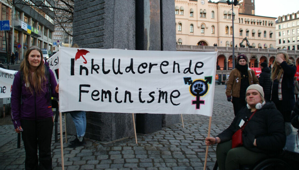 Inger Johanne Falk Vanvik (t.v.) og Eva Henriksen under Inkluderende Feminisme-Initiativets første alternative tog i 2022.