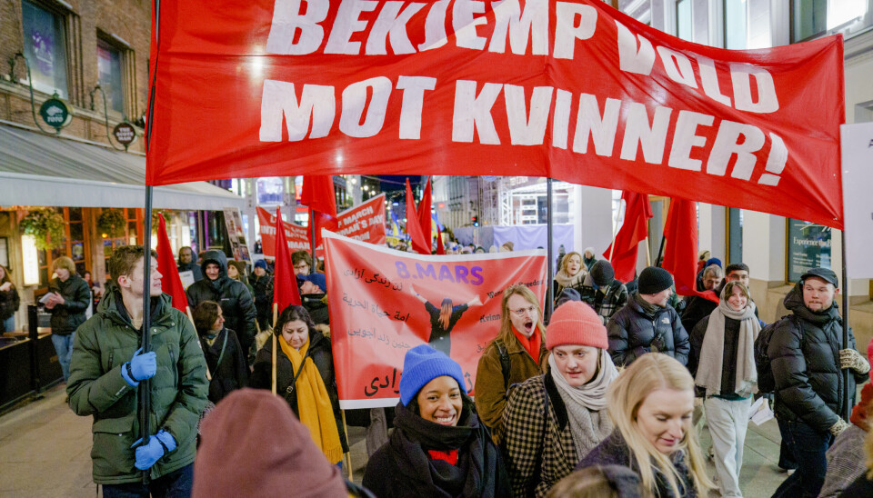 Oslo 20230308. Parole med «Bekjemp vold mot kvinner!» i 8. mars-toget i Carl Johans gate på markeringen av den internasjonale kvinnedagen i Oslo.
