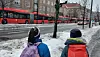 Slik så det ut da Oscar og Alma gikk til skolen ved ni-tiden 26. januar. Rundt 20 elektriske leddbusser taklet ikke det glatte føret oppover Kirkeveien. Foto: Lilly Tjore Sørumshagen