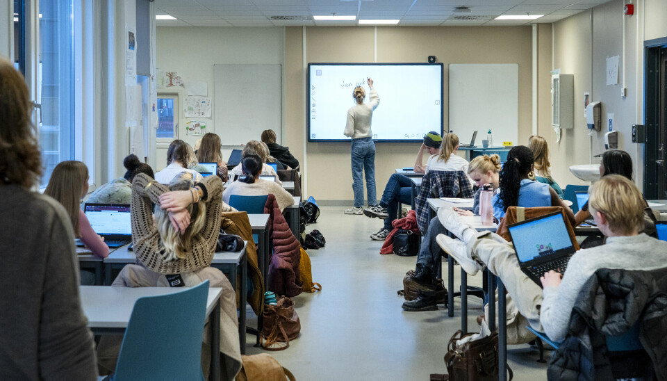 Oslo 20231115. Kvinnelig lærer underviser. Skriver på tavlen. Elever i klasserom. Foto: Gorm Kallestad / NTBModellklarert