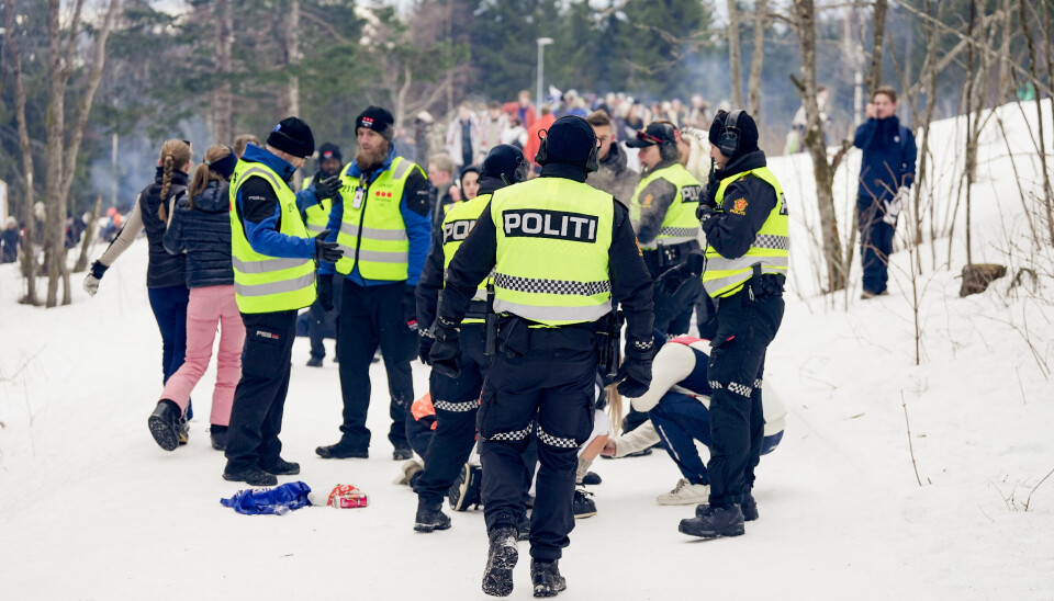 Oslo 20240309. Politi og sikkerhetsvakter måtte rydde opp i en slåsskamp under 50 km fellesstart klassisk kvinner i Holmenkollen.Foto: Beate Oma Dahle / NTB