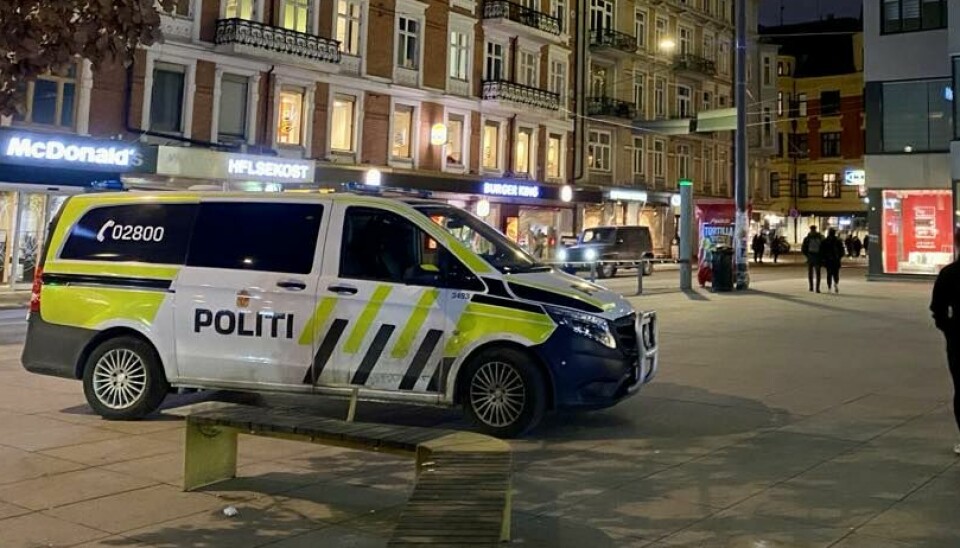 Politibil på plass ved Bogstadveien og Majorstukrysset lørdag kveld, etter at en person ble slått i hodet med en hammer. Foto: Ingri Valen Egeland