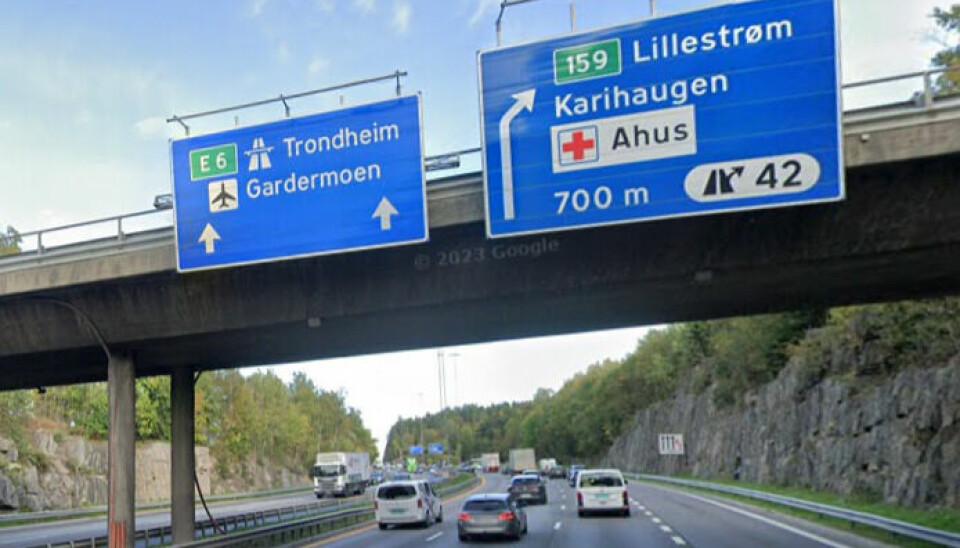På E6 ved avkjøring til Karihaugen smalt en bil inn i Vegtraffikksentralens bil søndag formiddag. Illustrasjonsfoto: Google maps