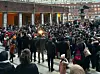 Mange hadde møtt opp i Borggården ved Rådhuset før lysene skulle tennes i ramadan-pyntede Roald Amundsens gate. Foto: Roble Wais