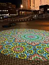 Brostein på Frithjof Nansens plass har fått mosaikk-lignende pynt som skal vare til ramadan er over. Foto: Roble Wais