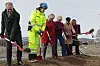 Oslo 20240311. Fra venstre klinikkleder psykisk helse og avhengighet Petter Andreas Ringen, prosjektleder i Helse Sør-Øst Elling Johnsrud, Oslos ordfører Anne Lindboe, helse- og omsorgsminister Ingvild Kjerkol, leder for brukerutvalget ved Oslo universitetssykehus Erna Hogrenning og representant for dagens ansatte på 'gamle Aker sykehus' Trine Tverberg, tar spadetakene som markerer byggestart for Nye Aker sykehus.Foto: Anders Bayer / Oslo universitetssykehus / handout / NTB