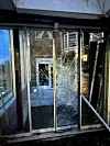Knust glass på inngangsdør.