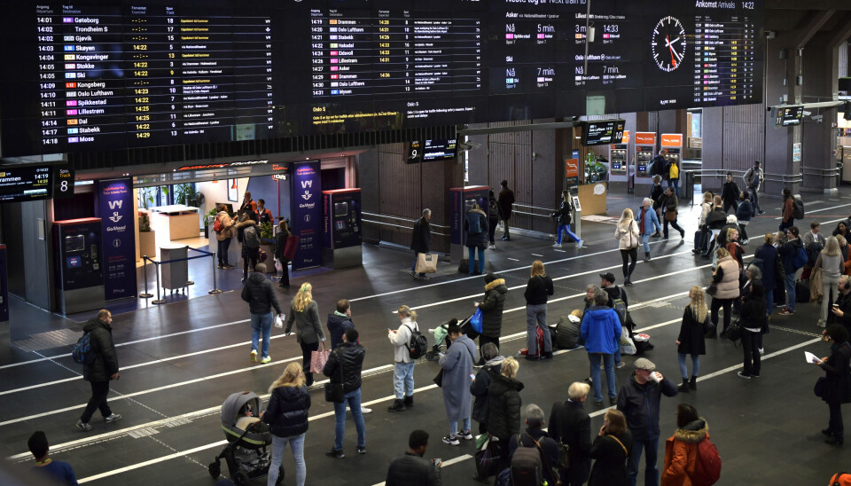 Oslo 20221031. Sporet på Oslo S har vært stengt grunnet en sikkerhetssituasjon. Det førte til litt forsinkelser. Banen er nå åpnet igjen.Foto: Rodrigo Freitas / NTB