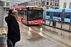 Buss og trikk på Jernbanetorget i regnvær våren 2024 Foto: Arnsten Linstad