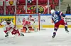 Oslo 20240319. Vålerengas Mathis Olimb med scoring på Stjernes målvakt Laban Byrkjeland i tredje kvartfinale i NM ishockey mellom Vålerenga og Stjernen på Jordal Amfi.Foto: Lise Åserud / NTB