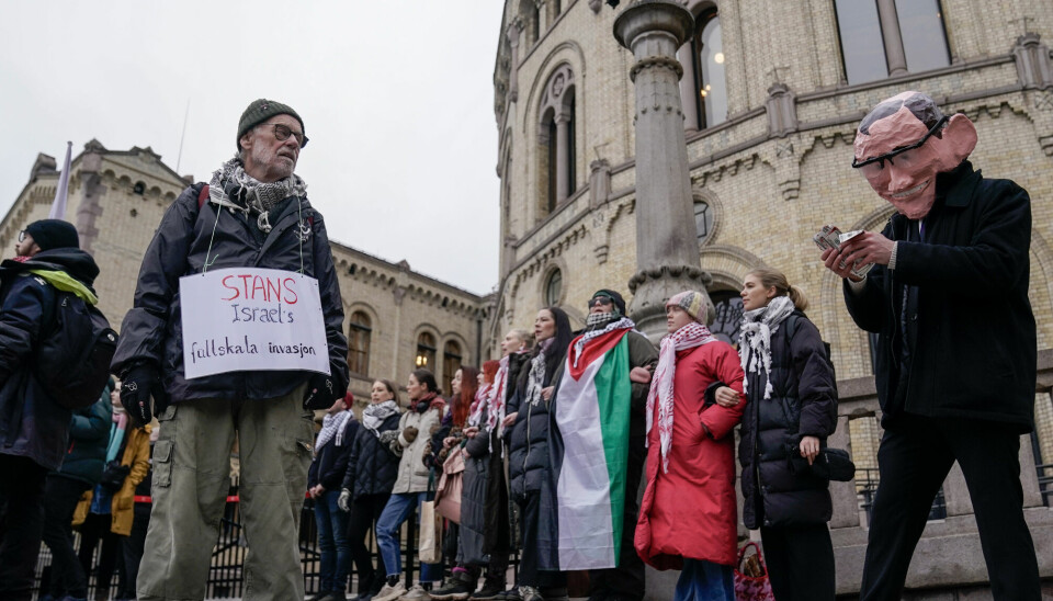 Oslo 20240320. Aksjonsgruppa for Palestina blokkerer inngangene til Stortinget onsdag morgen.