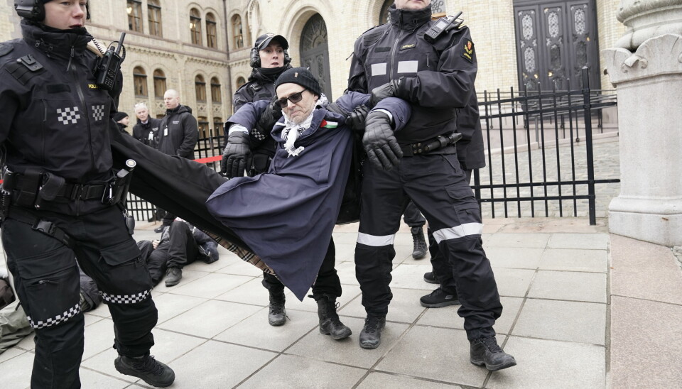 Oslo 20240320. Politiet fører bort aksjonister. Aksjonsgruppa for Palestina blokkerer inngangene til Stortinget onsdag morgen.