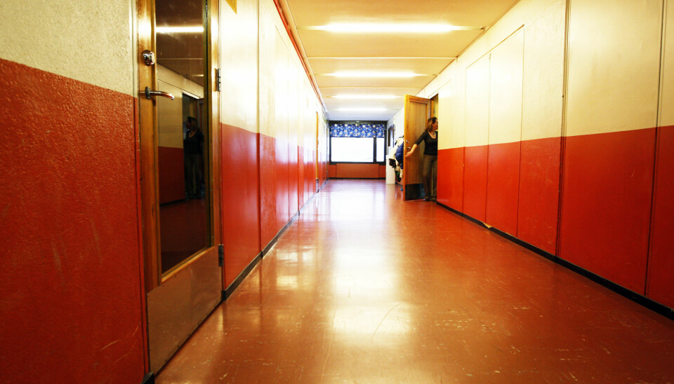 20080105 :Flesberg skole. Skolegang. Lærer på gangen.