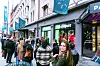 Lang kø ved snikåpningen av Unisport-butikk, med Liverpool store, på Paleet i Karl Johan.