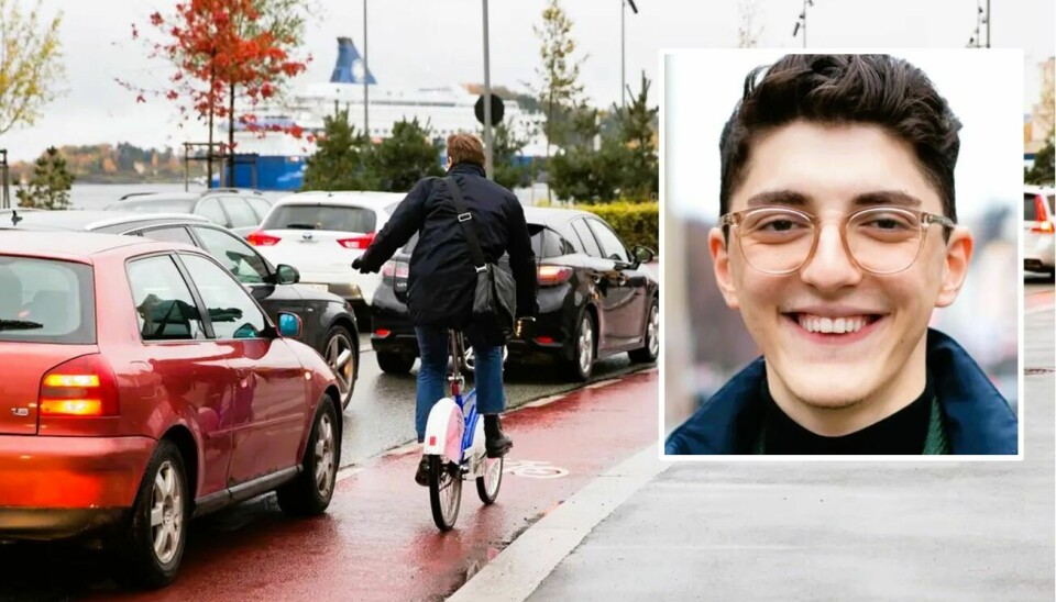 Mehmet Kaan Inan (innfelt) og syklist på sykkelvei, med fullt av biler tett på seg.