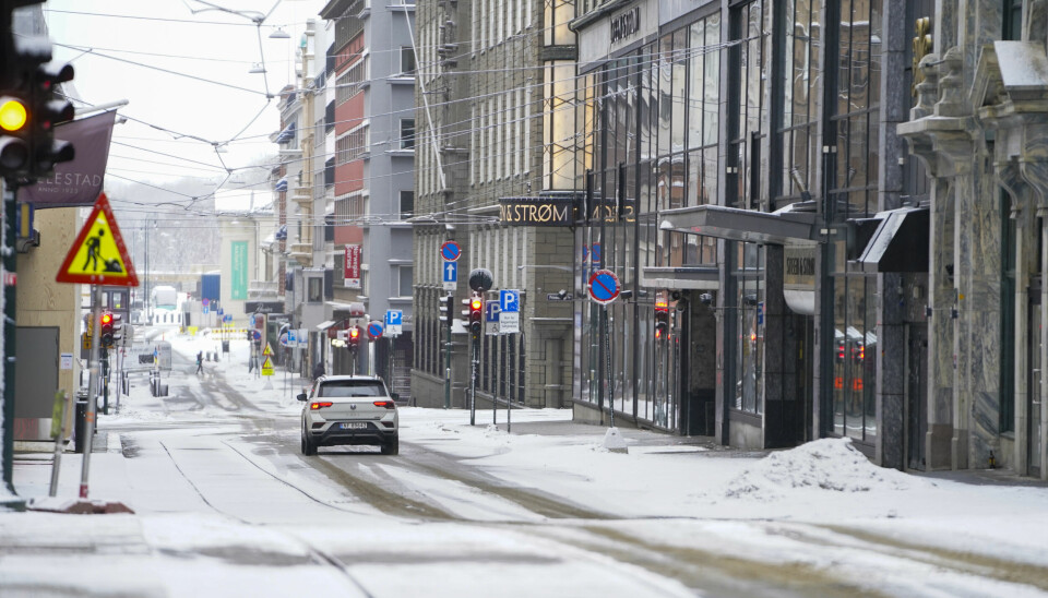 Oslo 20240218. Vinterferien har startet i hovedstaden. Lett snøvær med noen få personer ute på tur og gater i sentrum med lite folk preger byen. Kongens gate i Oslo.Foto: Terje Pedersen / NTB