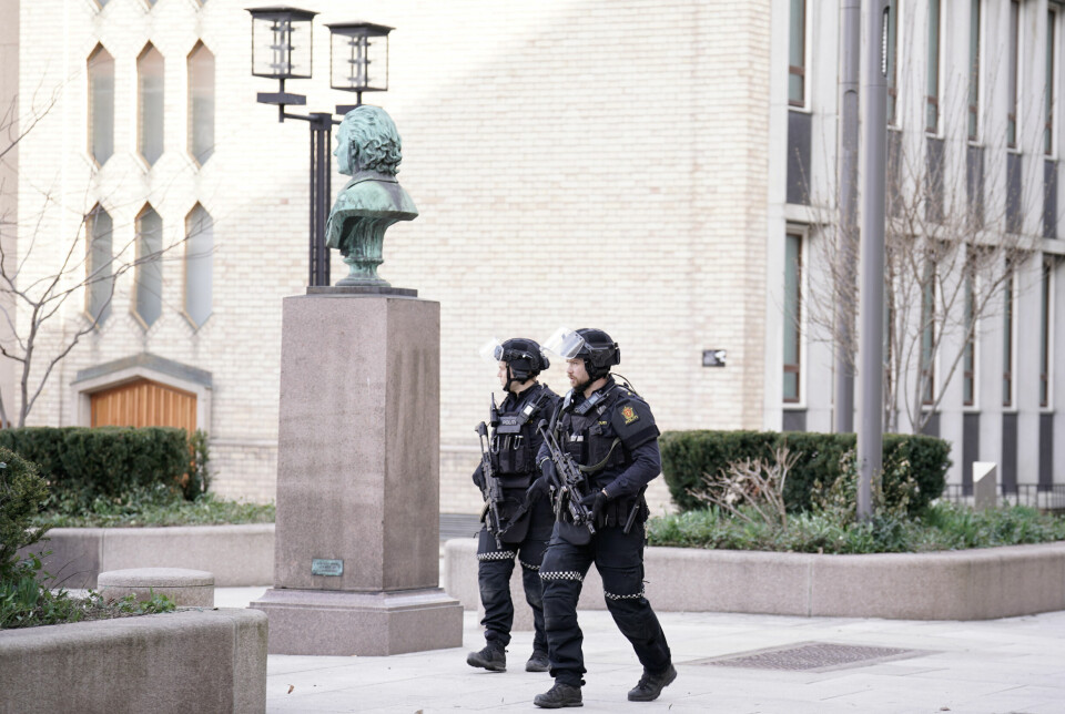Oslo 20240403. Væpnet politi utenfor Stortinget der alle innganger er stengt på grunn av en uavklart sikkerhetssituasjon, opplyser Stortingets administrasjon til alle på Stortinget.