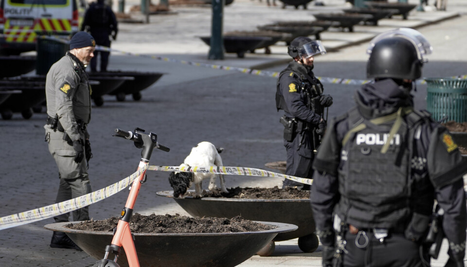 Oslo 20240403. Politi med hund undersøker området utenfor Stortinget, etter at det er fremsatt to bombetrusler mot Stortinget siden tirsdag kveld.