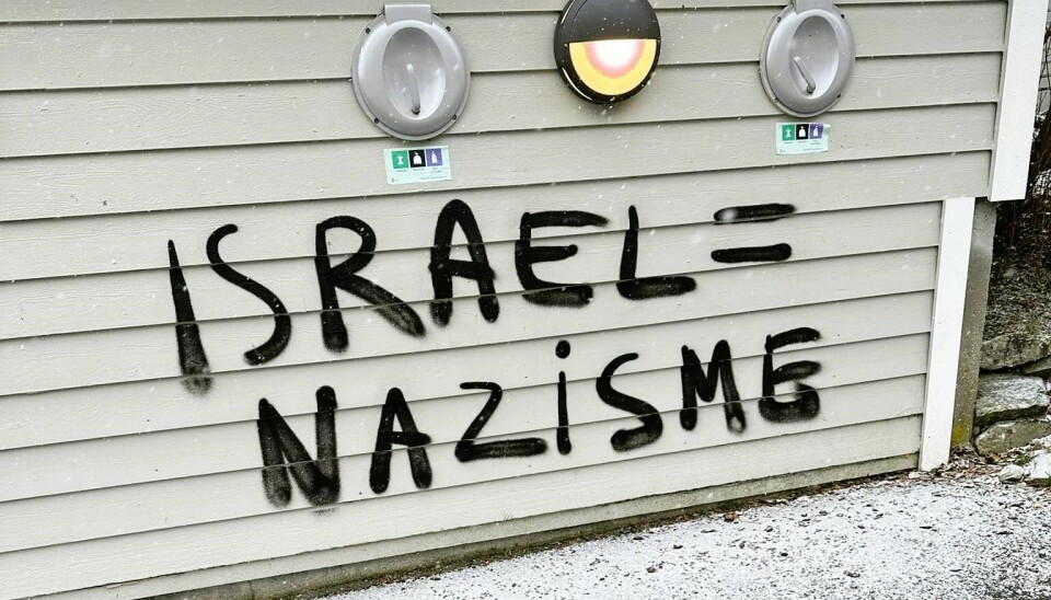 'Israel = nazisme', står det på veggen til søppelskuret ved Søndre Åsgården borettslag.