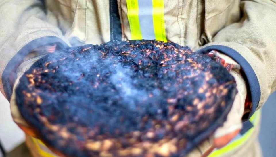 Brannmann holder brent utbrent svidd pizza tørrkok Foto: Oslo brann- og redningsetat