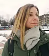 Nærbilde av en kvinne som ser til siden. I bakgrunnen ser man Lilleborgbanen.