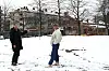 To kvinner står på en offentlig åpen plass. En av dem peker mot et område av plassen. Det er snø