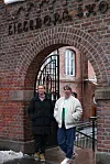 To kvinner står foran porten til Lilleborg skole.