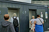 Midlertidige toaletter ved Operastranda folk står i dokø Foto: Petter Terning