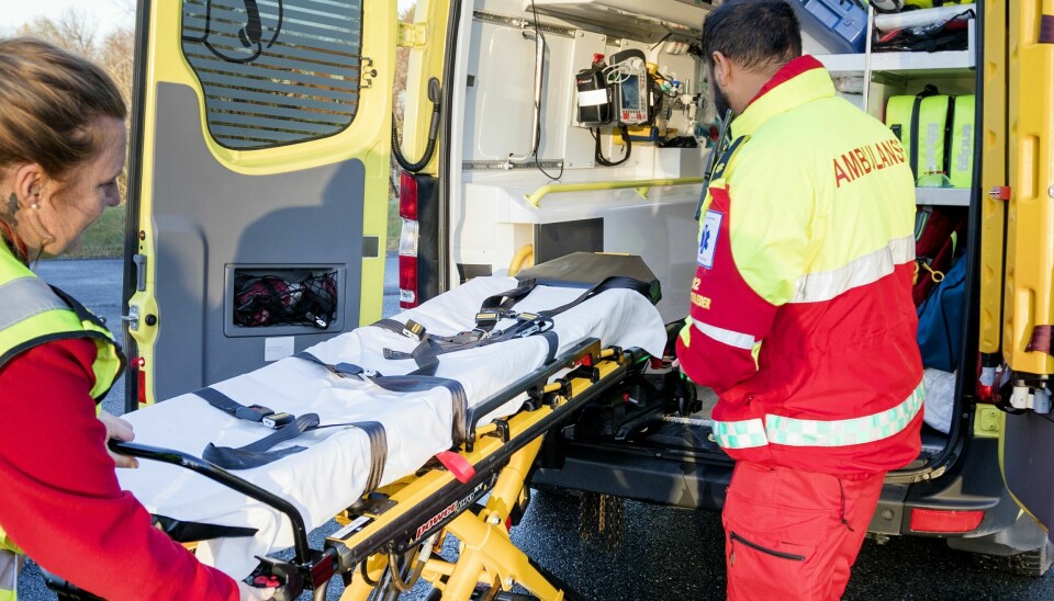 rondheim 20171109. Ambulansepersonell som laster inn båre i bil. Modellklarert til redaksjonell bruk. Foto: Gorm Kallestad / NTB