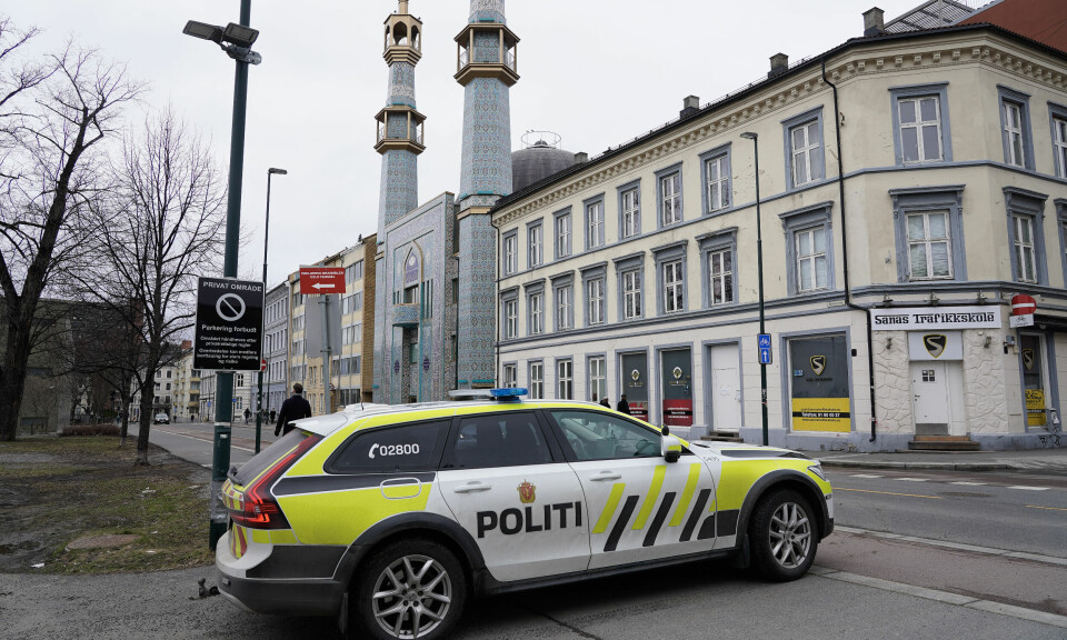 Oslo 20240406. En politipatrulje vokter moskeen til World Islamic Mission i Oslo. Politi over hele landet bevæpner seg etter at det er blitt fremmet trusler mot muslimske trossamfunn.Foto: Terje Bendiksby / NTB