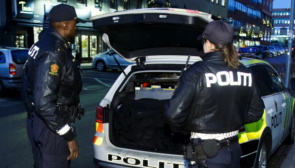 SKI 20161213.Politiet i arbeid. To politifolk gjør seg klar til patruljering i gatene. NB! Modellklarert til redaksjonell bruk. Foto: Heiko Junge / NTB
