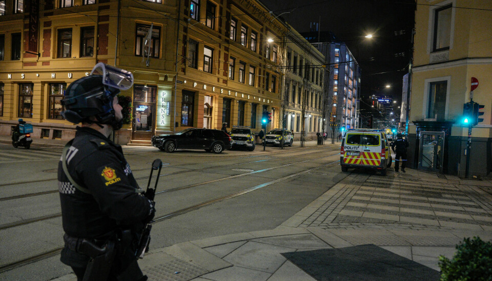 Oslo 20240408. Væpnet politi i krysset Skippergata / Prinsens gate i Oslo sentrum.Foto: Javad Parsa / NTB