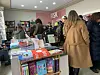 Det var stappfullt i det lille lokalet under bokhandelens åpningsfest. Dette var visst et av dagens roligere øyeblikk.