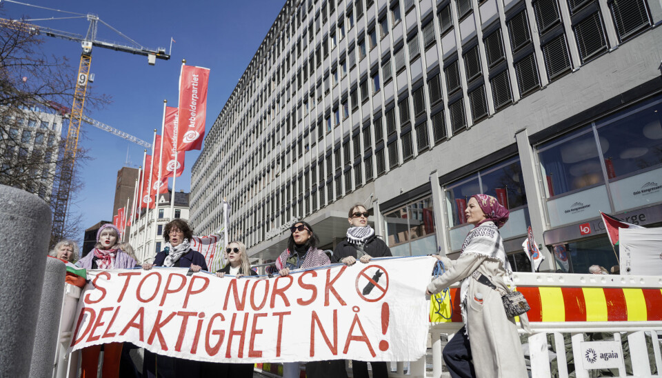 Oslo 20240408. Rundt 50 aktivister har samlet seg for å blokkere landsstyremøtet til Arbeiderpartiet på Folkets Hus i Oslo.Foto: Heiko Junge / NTB