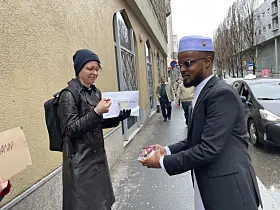 Prest Hanna Barth Hake og bystyremedlem Ismail Ali Hussein (V).