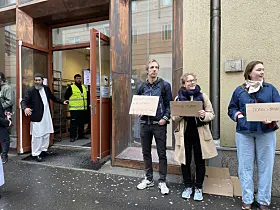 Helge Renå, Nora Heyerdal og Lydia Nesje holder skiltene som sier #tryggibønn.
