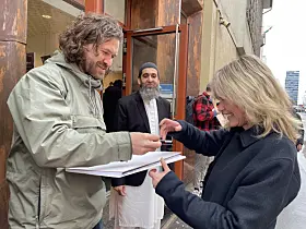 Jo Egil Tobiassen med ordfører Anne Lindboe, som lager sitt solidaritetsskilt.