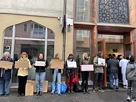 Naboene på Grønland står foran ICC-moskeen.
