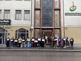 Naboene står på rekke og rad utenfor Islamic Cultural Centre.