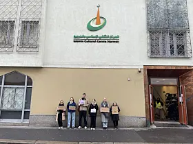 Nora Heyerdal, Lydia-Nesje, Ola Lindh, Ellen Vrlstad, Ida Marie Brandmo og Yasemin Yildiz foran International Cultural Centre i Tøyenbekken på Grønland.