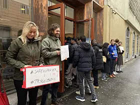 Safe in prayer og Trygg i bønn, sier naboene på støtteplakatene.