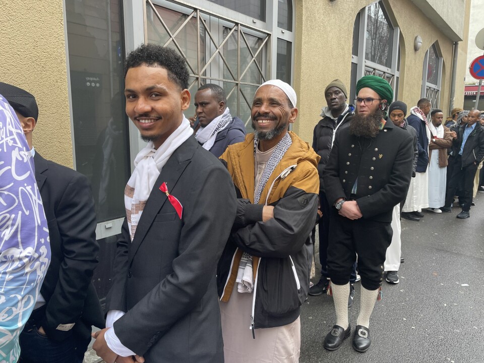 En pyntet Osman Mohammad Ali Omar på vei inn til morgenbønn på Grønland.