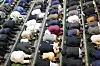 Oslo 20240410. I dag feirer over 200.000 muslimer i Norge Eid Ul-fitr, som er festen etter fastemåneden ramadan. Moskeen til Søndre Nordstrand Muslimske Senter på Mortensrud er fylt til randen når muslimer kommer for å be id-bønn etter at ramadan er over. Etter bønn klemmer alle hverandre og ønsker hverandre en god id-feiring.