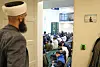 Oslo 20240410. I dag feirer over 200.000 muslimer i Norge Eid Ul-fitr, som er festen etter fastemåneden ramadan. Moskeen til Søndre Nordstrand Muslimske Senter på Mortensrud er fylt til randen når muslimer kommer for å be id-bønn etter at ramadan er over. Etter bønn klemmer alle hverandre og ønsker hverandre en god id-feiring.