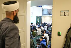 Oslo 20240410. I dag feirer over 200.000 muslimer i Norge Eid Ul-fitr, som er festen etter fastemåneden ramadan. Moskeen til Søndre Nordstrand Muslimske Senter på Mortensrud er fylt til randen når muslimer kommer for å be id-bønn etter at ramadan er over. Etter bønn klemmer alle hverandre og ønsker hverandre en god id-feiring.