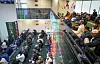 Oslo 20240410. I dag feirer over 200.000 muslimer i Norge Eid Ul-fitr, som er festen etter fastemåneden ramadan. Moskeen til Søndre Nordstrand Muslimske Senter på Mortensrud er fylt til randen når muslimer kommer for å be id-bønn etter at ramadan er over. Etter bønn klemmer alle hverandre og ønsker hverandre en god id-feiring.