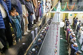 Oslo 20240410. I dag feirer over 200.000 muslimer i Norge Eid Ul-fitr, som er festen etter fastemåneden ramadan. Moskeen til Søndre Nordstrand Muslimske Senter på Mortensrud er fylt til randen når muslimer kommer for å be id-bønn etter at ramadan er over. Etter bønn klemmer alle hverandre og ønsker hverandre en god id-feiring.